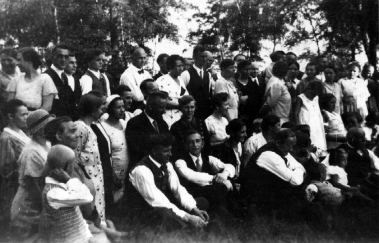 Die Zeugen Jehovas wurden mit unerbittlicher Härte vom NS-Regime verfolgt. Das Foto zeigt eine konspirative Zusammenkunft in einem Wald in Herne, um 1934.