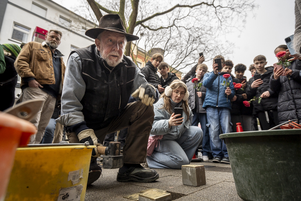Gunter Deming beim Verlegen eines Stolpersteines Foto: Thomas Schmidt/Stadt Herne